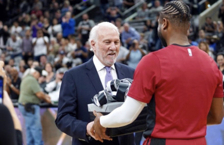 他比别人更 他比别人更